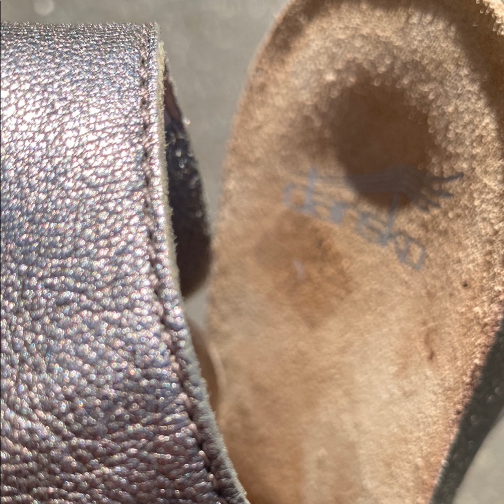 Women's Metallic Sandals - Picture 2 of 7